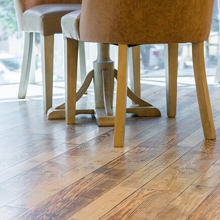 Stühle auf neuem, glänzenden Holzboden